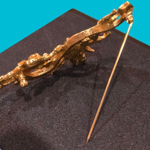 Holiday Gift Lovely Gold Tone Vintage Enamel Poinsettia Christmas Garland Brooch - Picture 11 of 11